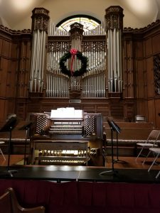 Photo of organ with wreath