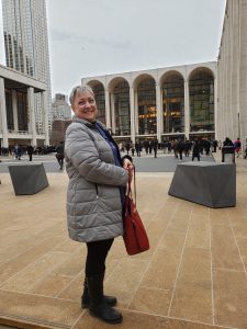 Anne in front of the Met.